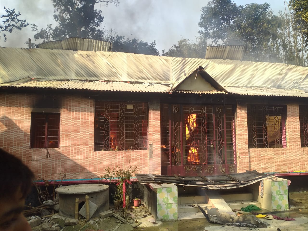 মির্জাপুরে স্কুল শিক্ষক বসতবাড়ি আগুনে পুড়ে ছাই