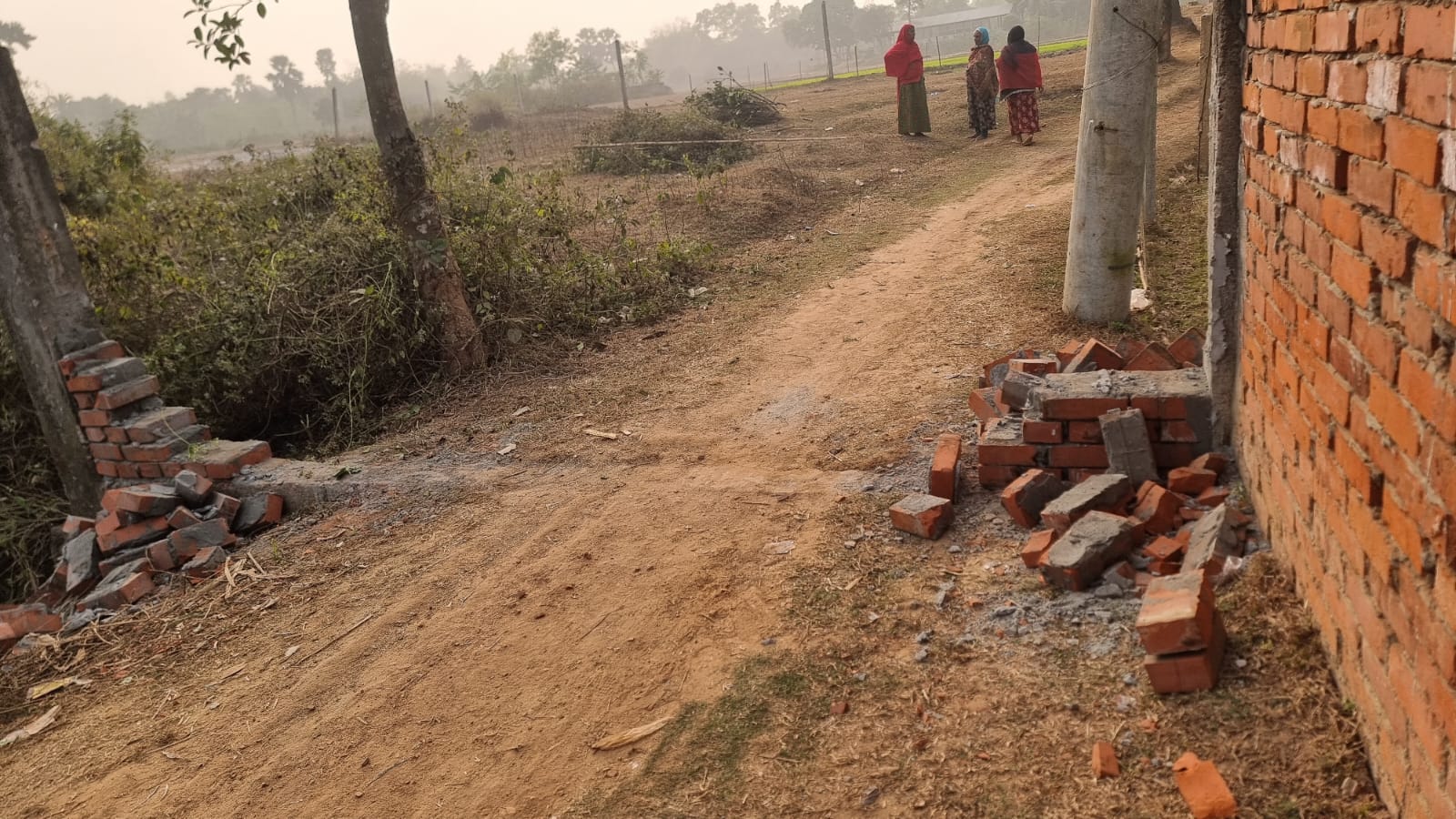 শ্রীপুরে শতবর্ষী পুরোনো সড়ক বন্ধের পাঁয়তারা, এলাকাবাসীর প্রতিবাদ